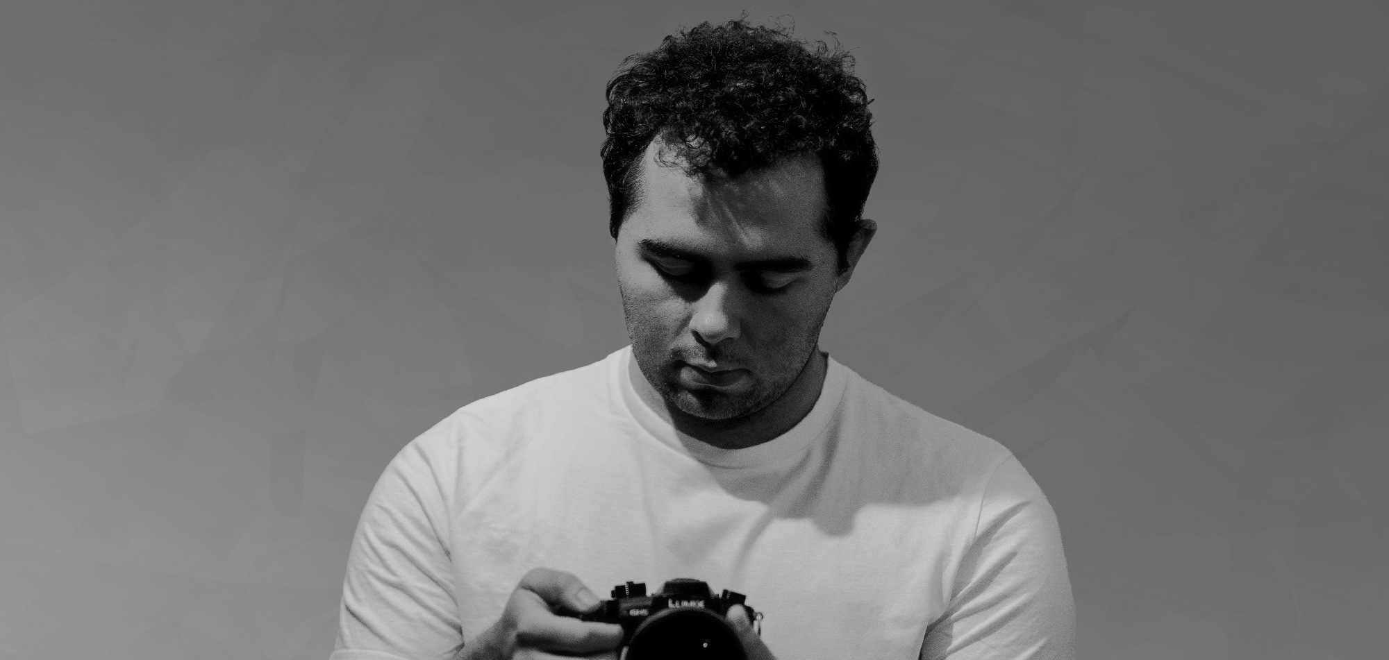 Portrait professionnel de Maxence Pira, Photographe, Vidéaste, Développeur Front-End et Graphiste